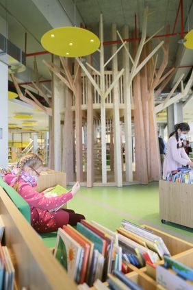 Ein Highlight der neuen Kinderbibliothek: Mitten zwischen den Regalen ragt ein großer Kletterbaum empor, dieser kann künftig von den Kindern bestiegen und als neuer Spiel- oder Leseort erobert werden; Foto: Ingo Lammert