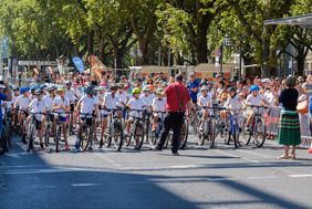 96 Kinder im Alter zwischen acht und zwölf Jahren bestritten ihre Radrennen um den Gesamtsieg beim Kinderradwettbewerb Petit Départ. Bürgermeisterin Klaudia Zepuntke ehrte im Anschluss die Siegerinnen und Sieger.