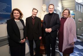 Juri Andruchowytsch (2.v.l.) besuchte gemeinsam mit OB Keller und Miriam Koch (l.), Dezernentin für Kultur und Integration, das Heinrich-Heine-Institut, wo sie von der Leiterin Sabine Brenner-Wilczek empfangen wurden