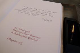 Der Eintrag in das Goldene Buch der Landeshauptstadt von Juri Andruchowytsch