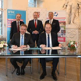 (v.l. sitzend): Andreas Ehlert, HWK-Präsident, OB Dr. Keller; (stehend dahinter): Dr. Axel Fuhrmann, Hauptgeschäftsführer der Handwerkskammer, Michael Kregel, Kreishandwerksmeister, und Lutz Denken, Hauptgeschäftsführer der Kreishandwerkerschaft.