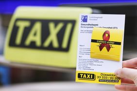 Während der Karnevalstage werden Düsseldorfer Taxifahrerinnen und Taxifahrer an ihre Kundschaft wieder Kondome im Auftrag des Gesundheitsamtes der Landeshauptstadt verteilen. Foto: David Young