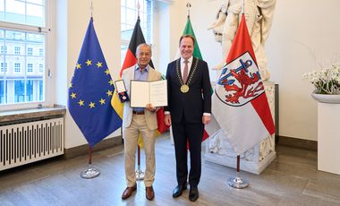 Oberbürgermeister Dr. Stephan Keller (r.) überreichte am Dienstag, 2. Juni 2026, Dr. Naim Ziayee die Verdienstmedaille des Verdienstordens der Bundesrepublik Deutschland, Foto: Landeshauptstadt Düsseldorf/Claus Langer