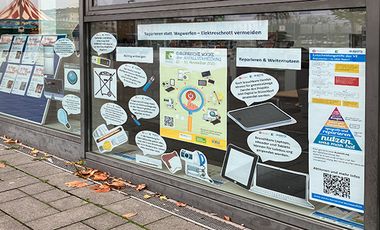 Geschmücktes Schaufenster der Bücherei Bilk anlässlich der Europäischen Woche der Abfallvermeidung