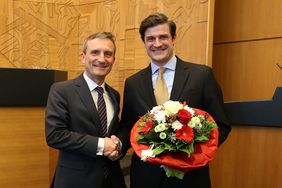 Oberbürgermeister Thomas Geisel gratuliert Christian Zaum zur Wahl zum Beigeordneten. Foto: David Young