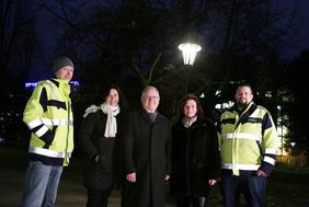 Verkehrsdezernentin Cornelia Zuschke (2.v.l.), Stadtwerke-Vorstand Manfred Abrahams (Mitte) und Gründezernentin Helga Stulgies (2.v.r.) eingerahmt von den Gaslicht-Fachleuten der Stadtwerke Düsseldorf Lasse Friedriszik und Tim Schürmanns