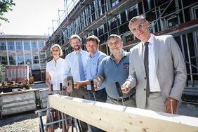 Schulleiterin Barbara Maerker, stellvertretender Schulamtsleiter Florian Dirszus, Stadtdirektor und Schuldezernent Burkhard Hintzsche, Bürgermeister und Schulausschussvorsitzender Wolfgang Scheffler und Manfred Kornfeld von IPM (v. l.) Foto: Melanie Zani