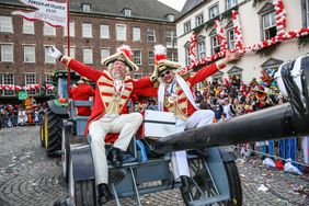 "Düsseldorf - gemeinsam jeck" - die Karnevalisten in der Landeshauptstadt feiern ihren Rosenmontagszug 2019. Foto: Melanie Zanin