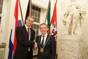 Oberbürgermeister Thomas Geisel empfing den neuen niederländischen Generalkonsul, Peter Schuurman, im Jan-Wellem-Saal des Rathauses. Foto: Ingo Lammert