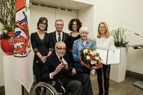 Im Kreis der Familie Oxenfort: Oberbürgermeister Thomas Geisel überreichte die Verdienstplakette der Landeshauptstadt an Engelbert Oxenfort. Blumen gab es für Ehefrau Hildegard Oxenfort; Foto: Gstettenbauer
