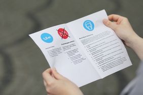 Der Handzettel informiert über die Bestimmungen zum Coronaschutz. Foto: Ingo Lammert