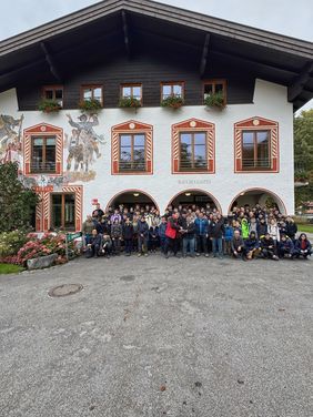 100 Mitglieder der Jugendfeuerwehr Düsseldorf verbringen ihre erste Herbstferienwoche in Oberbayern am Schliersee: Am Freitag, 10. Oktober 2025, startete die Auszeit voller Freizeitspiele, Sport und Spaß. Foto: Jugendfeuerwehr Düsseldorf