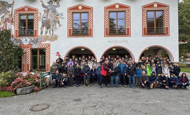 100 Mitglieder der Jugendfeuerwehr Düsseldorf verbringen ihre erste Herbstferienwoche in Oberbayern am Schliersee: Am Freitag, 10. Oktober 2025, startete die Auszeit voller Freizeitspiele, Sport und Spaß. Foto: Jugendfeuerwehr Düsseldorf