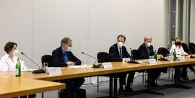 (V. r.) Provenienzforscherin Jasmin Hartmann, Kulturdezernent Hans-Georg Lohe, Oberbürgermeister Dr. Stephan Keller, Kurator Dr. Dieter Vorsteher und Sigrid Kleinbongartz, stellvertretende Leiterin des Stadtmuseums; Foto: Lars Heidrich