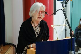 Ursula Mahler, stellvertretende Vorsitzende der Landschaftsversammlung Rheinland, bei der offiziellen Ausstellungseröffnung.