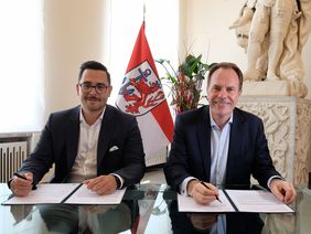 Bei der Unterzeichnung der Vereinbarung: Julian Koch, Aldi Süd Immobilienverwaltungs-GmbH & Co. oHG und Oberbürgermeister Dr. Stephan Keller. Foto: Wilfried Meyer