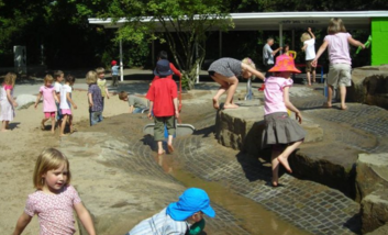 Wasserspielplatz in Wersten mit spielenden Kindern
