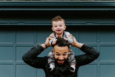 Vater mit Sohn auf den Schultern