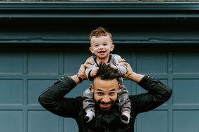 Vater mit Sohn auf den Schultern