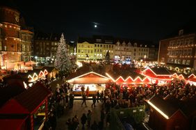 Für nur 9 Euro pro Tag können Besucher samstags und sonntags ihr Fahrzeug im Parkhaus der Provinzial Rheinland abstellen und komfortabel mit Bus und Bahn zu den Weihnachtsmärkten in der Innenstadt fahren. Foto: Young