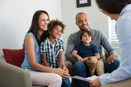 Familie beim Beratungsgespräch