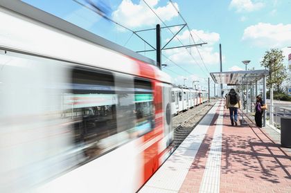 Bild von Düsseldorfer U-Bahn an Haltesteig.