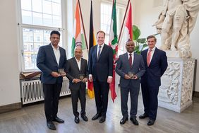 Feierlicher Empfang im Rathaus (v.l.n.r.) Dr. M. C. Sudhakar, Minister für Hochschulbildung; Dr. Sharanprakash Patil, Minister für Kompetenzentwicklung und medizinische Ausbildung; Dr. Stephan Keller, Oberbürgermeister; B.S. Mubarak, Generalkonsul der Republik Indien; Christian Zaum, Wirtschaftsdezernent © Landeshauptstadt Düsseldorf/Claus Langer 
