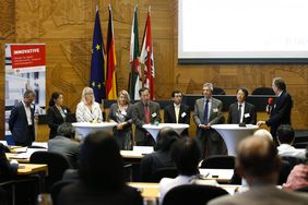 Das Podium beim Brexit-Seminar. © Foto: Stadt Düsseldorf/Martin Beckers