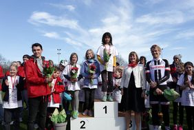 Bürgermeisterin Klaudia Zepuntke bei der Siegerehrung, mit dabei auch ihr Sohn, der Düsseldorfer Radprofi Ruben Zepuntke