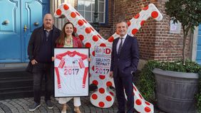 Präsentierten die Grand Départ-Erinnerungsstücke vorm Rathaus (v.l.): Sascha Grünewald, Vorsitzender der SG Radschläger, Saskia Zeller vom Düsseldorfer Freundeskreis der Welthungerhilfe, und Oberbürgermeister Thomas Geisel