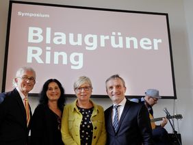 Eröffnung des "Symposiums Blaugrüner Ring" mit (v.r.): OB Thomas Geisel, Moderatorin Christina Grüber, Stadtplanungsdezernentin Cornelia Zuschke und Kunstakademie-Rektor Karl-Heinz Petzinka Foto: Meyer