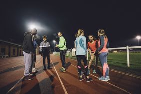 Fünf beleuchtete Sportanlagen bieten Läufern optimale Trainingsbedingungen in der dunklen Jahreszeit. Copyright: iStock - SolStock