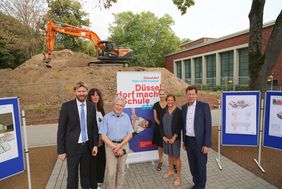 (V.l.) Florian Dirszus und Freia Visser, Schulverwaltungsamt, Hans-Jürgen Gürke, Hauptschule Benrath, Susanne Ravier, GGS Schloß Benrath, Ulrike Freytag, St. Cäcilia-Schule, und Stadtdirektor Burkhard Hintzsche; Foto: Ingo Lammert