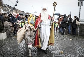 Der Nikolaus (Pfarrer Karl-Heinz Sülzenfuß) mit einem seiner zwei Esel auf dem Weg zur Basilika St. Lambertus. Foto: Melanie Zanin