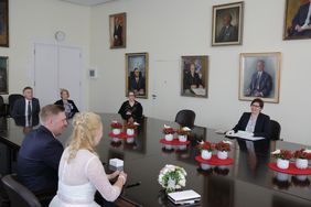 Trauungen - wie hier im Ältestenratssaal des Rathauses - können jetzt wieder mit Gästen stattfinden; Foto: Lammert