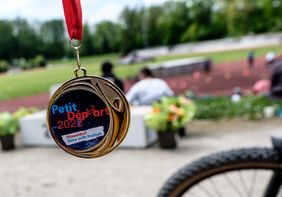 Alle Kinder, die am Petit Départ teilnehmen, erhalten ein T-Shirt und eine Medaille. Foto: Uwe Schaffmeister