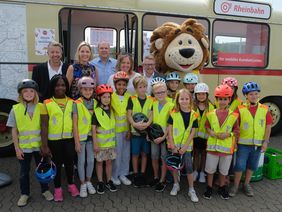 Verkehrssicherheitstage 2023: Holger Odenthal, Stadt, Katrin Hegemann, Verkehrswacht, Ralph Heuts, Polizei, Christine Schilmar, Schulamt, Michael Richarz, Rheinbahn, Lookie (obere Reihe v.l.) + Kinder der Sternwartschule. Foto: Wilfried Meyer