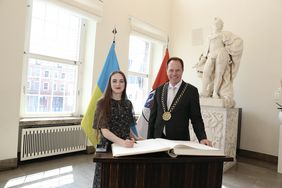Oberbürgermeister Dr. Stephan Keller begrüßte am Freitag, 17. Juli 2026, die Friedensnobelpreisträgerin Oleksandra Matwijtschuk im Jan-Wellem-Saal, Foto: Landeshauptstadt Düsseldorf/Ingo Lammert.