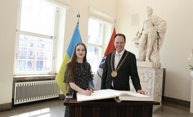 Oberbürgermeister Dr. Stephan Keller begrüßte am Freitag, 17. Juli 2026, die Friedensnobelpreisträgerin Oleksandra Matwijtschuk im Jan-Wellem-Saal, Foto: Landeshauptstadt Düsseldorf/Ingo Lammert.