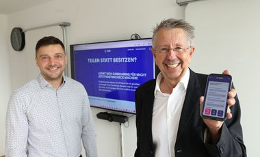 Vorstellung des innovativen Carsharing-Rechners der Landeshauptstadt mit Dominik Bommer, Connected Mobility Düsseldorf (li.),und Holger Odenthal, stellvertretender Leiter des Amtes für Verkehrsmanagement. Foto: Ingo Lammert