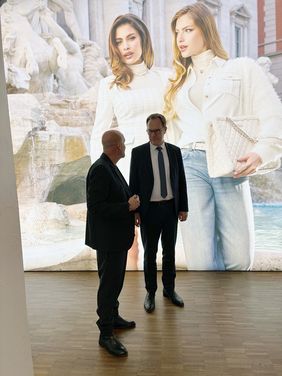 Oberbürgermeister Dr. Stephan Keller wird von Frank Bergmann, dem Managing Director von Guess Deutschland GmbH, im Showroom begrüßt. © Wirtschaftsförderung Düsseldorf 