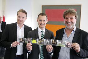 Dano Himmelrath von Westticket, Aquazoo-Direktor Dr. Jochen Reiter und Wolfgang Schmidt, Verwaltungsleiter des Instituts präsentieren die ersten Eintrittskarten.