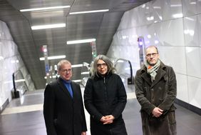 (V. l.) Jörg Thomas Alvermann, Vorsitzender der Kunstkommission, Künstlerin Waltraud Blischke und Kurator Ralf Brög; Foto: Ingo Lammert