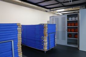 Die neue Zweifach-Sporthalle der Gesamtschule Stettiner Straße hat auch eine neue Ausstattung erhalten. Foto: Ingo Lammert