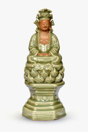 Figur des Avalokiteshvara, Chinesisches Seladon, Song-Zeit (960-1279); Foto: Hetjens – Deutsches Keramikmuseum/Thomas Belz