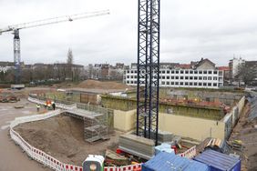 Das Baufeld, auf dem das neue Wim-Wenders-Gymnasium samt neuer Sporthalle entstehen wird. Die Fertigstellung ist für das erste Quartal 2023 geplant. Foto: Ingo Lammert