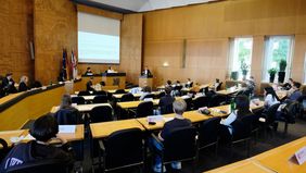 Oberbürgermeister Dr. Stephan Keller stellte sich den Fragen des Jugendgremiums, © Landeshauptstadt Düsseldorf/Wilfried Meyer