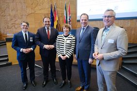 V.l.: Sebastian Gröning-von Thüna, Minister Nathanael Liminski, Véronique Bertholle, OB Dr. Stephan Keller, Andreas Wolter. Foto: Michael Gstettenbauer
