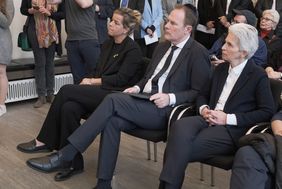 OB Dr. Stephan Keller nahm zusammen mit Mona Neubaur (l.), Ministerin des Landes NRW, und Dr. Marie-Agnes Strack-Zimmermann, Vorsitzende des Ausschusses für Verteidigung des Bundes, am Gedenken teil. Foto: Gstettenbauer
