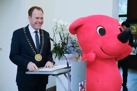Oberbürgermeister Dr. Stephan Keller mit Chiba-Kun, dem Maskottchen der Präfektur Chiba, beim Empfang der Delegation im Rathaus. Foto: Michael Gstettenbauer